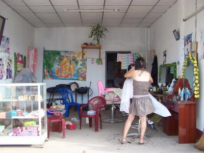Chez la coiffeuse laotienne.jpg